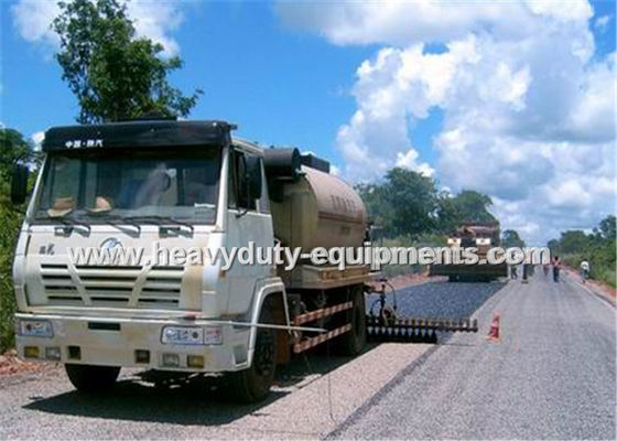 چین 8000L Road Construction Equipment Asphalt Distributor Truck With Two Diesel Bummer Heating System تامین کننده